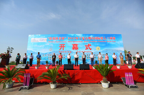 2015年宁夏石嘴山国际铁人三项赛在星海湖拉开战幕