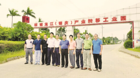 ●德庆县委、政府领导班子成员与企业家考察团成员在工业园区合影。