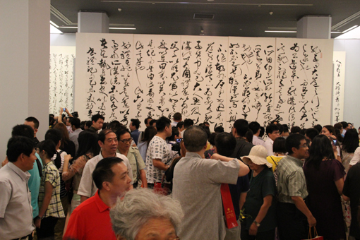 会场现场，观看着众多