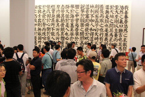 会场现场，观看着众多