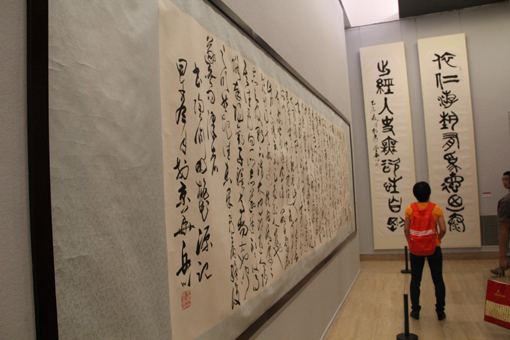 会场现场，观看着众多