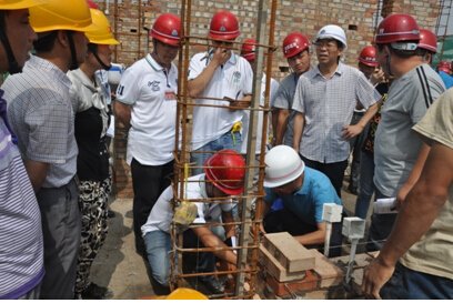 图为国家住建部检查组人员在西建集团承建的芮城城隍庙安置中区棚户区改造建设工地查验建筑质量