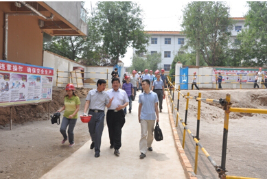 图为西建集团董事长刘智强陪同国家住建部检查组人员