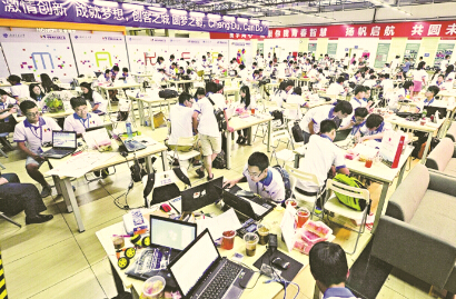 ●成都民间创新创业氛围浓厚，图为6月“众创未来—中美青年创客大赛”成都赛区选拨赛现场