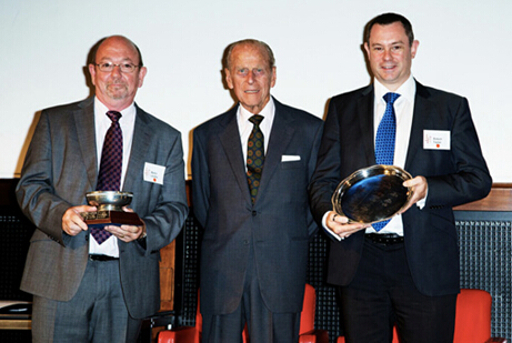 菲利普亲王为英国fly航空会员颁发飞行比赛第一名奖杯