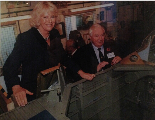 菲利普亲王为英国fly航空会员颁发飞行比赛第一名奖杯