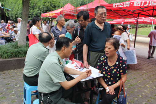 图三为内科专家正在为群众现场诊治