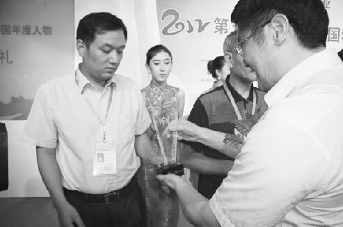 王艳新（左)获“第五届创业中国年度人物”奖。