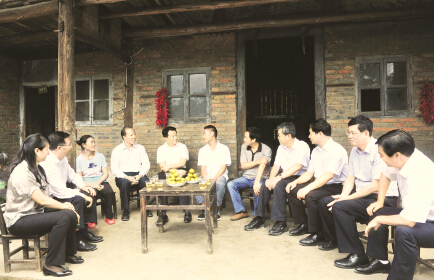 ●共青团中央书记处书记傅振邦，茅台集团董事长袁仁国，茅台集团党委书记、总经理李保芳，茅台集团技术顾问刘自力、中国青基金会副理事长、秘书长涂猛，共青团贵州省委书记涂妍等一行来到道真县云峰村陈果同学家中探访。
