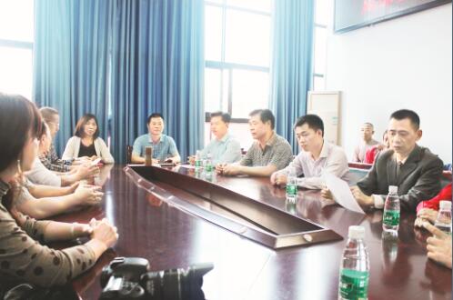 ●尧坝古镇党委书记卢建伟热情接待企业家一行