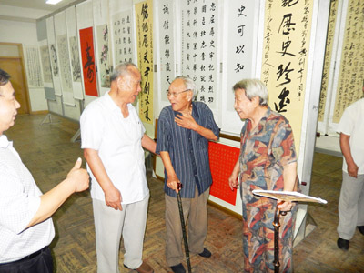 江学礼将军（97岁） 王永华女士（92岁）和书法家胡曾禹观看展览