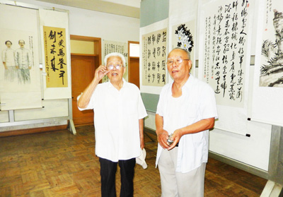 著名书法家山东大学唐曾宏教授与胡曾禹先生在展览现场