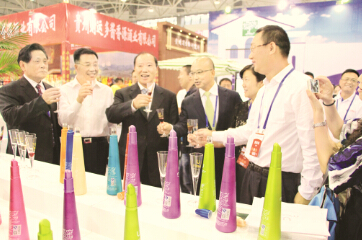 ●茅台集团公司领导现场祝贺新品上市