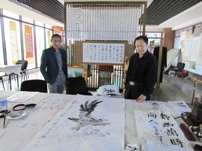 领导观看现场作画