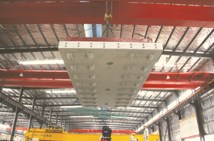 ●高铁CRTSⅢ无砟轨道板起吊。