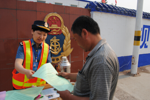 向司乘人员耐心讲解道路运输相关内容