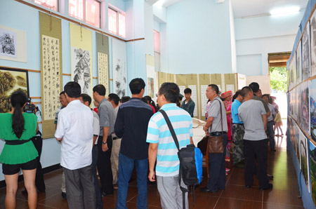 人们在观看展出作品3