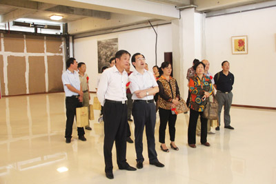 （参观“笔墨抒怀·和谐一家”李东旭、李冠德、于诺当代中国画展）