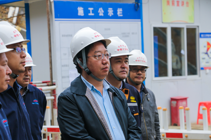大方县委书记节日期间慰问成贵铁路建设者