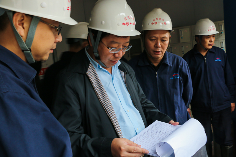 大方县委书记节日期间慰问成贵铁路建设者