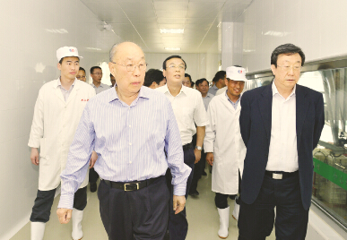 ●中共河南省委书记郭庚茂(右一)在万隆董事长（前排左一）的陪同下到双汇考察。