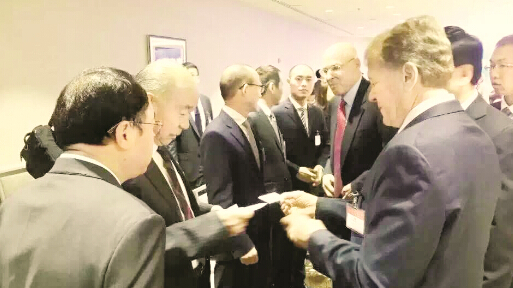 ●万隆（左二）参加西雅图中美企业家座谈会后与美国企业家交换名片。