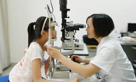 孩子近视 配个眼镜就了事?