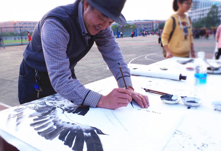 艺术家陈永刚老师在“第七届大学生文化艺术节”现场挥毫泼墨（1）
