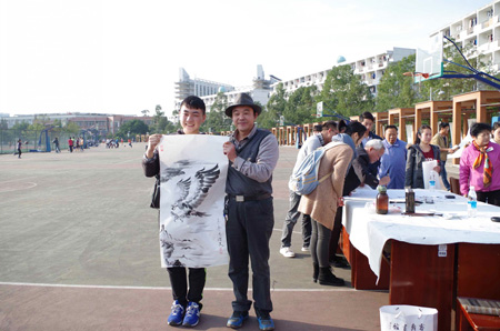 艺术家陈永刚老师在“第七届大学生文化艺术节”与学生代表合影并赠送作品（1）