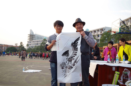 艺术家陈永刚老师在“第七届大学生文化艺术节”与学生代表合影并赠送作品（2）