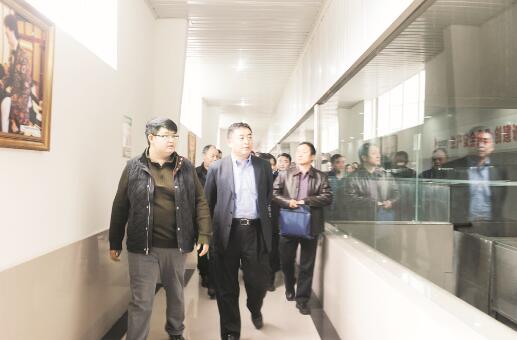 得益绿色总经理杜葳萱陪同马纯良一行参观得益绿色生产车间