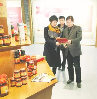 ●王明聪（左）陪同张晓东（右）一行参观美乐味道展馆