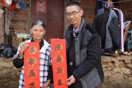 中国书画艺术传播大使自胜氢文化下乡赠春联