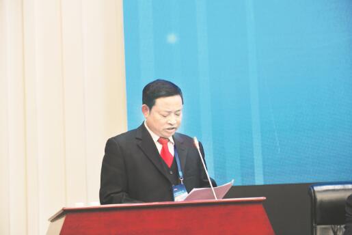 ●珠海经济特区龙狮瓶盖有限公司总经理张光瑜在大会上发言
