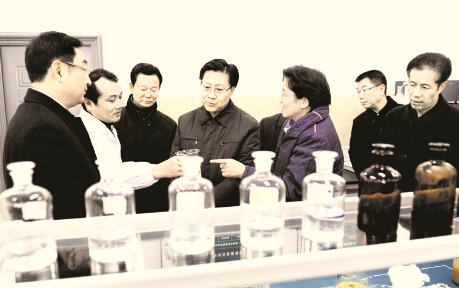 ●四川省委书记王东明（中）视察雅泰生物产品的研发并寄予厚望