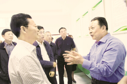 ●四川省委常委、成都市委书记黄新初（右一）一行在雅泰生物视察时热情交流