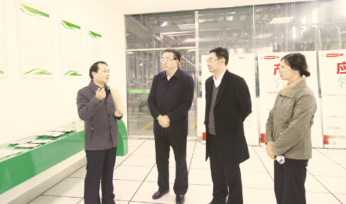 ●邓传东向宜宾市委副书记、市长徐进（左二）介绍公司发展情况