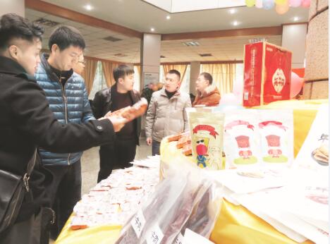 孙书建（右2）陪同经销商参
