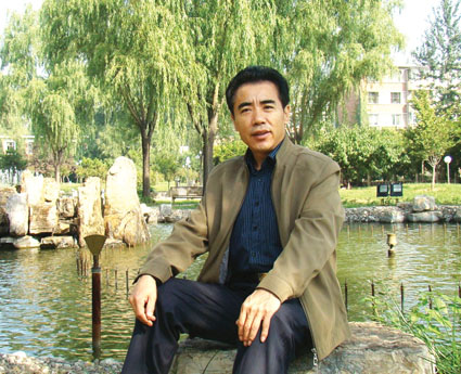 他是千百万人民子弟兵中普通的一员，从戎岁月，数十年风雨，弹指一挥间。追寻故去的时光，千山万水留下他艰辛跋涉的足迹;放歌希望的明天，万里航程再次奏响生命的乐章。