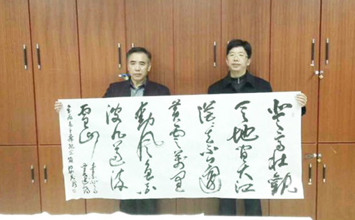 军旅书画家安茂水和毛泽东纪念馆副馆长合影
