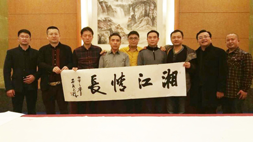 军旅书画家安茂水和当地知名人士合影