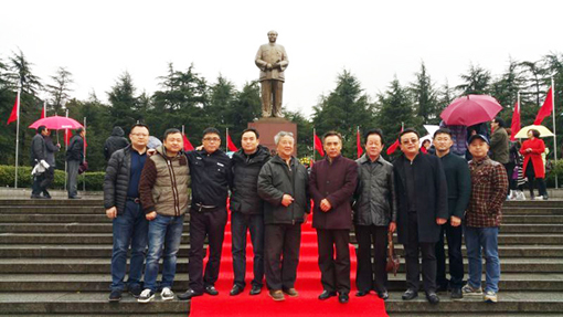 军旅书画家安茂水和当地知名人士留影