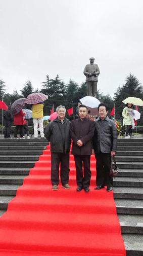 军旅书画家安茂水和省博物馆领导及当地书画名家合影