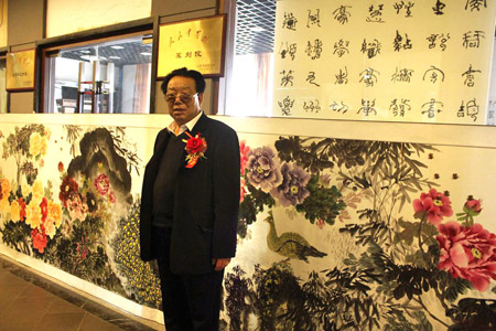 康永祯本人在画前合影