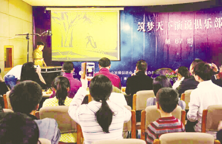 ●艺术家何仕金先生现场表演沙画艺术
