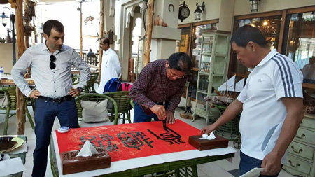 内画大师姚文吉为阿联酋迪拜友人书写书法2