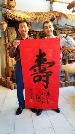 内画大师姚文吉与阿联酋迪拜友人文化交流6