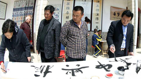 王光政现场挥毫泼墨纪念沂沭英雄王通吾将军 