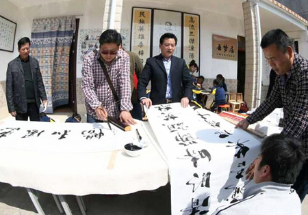 王光政现场挥毫泼墨纪念沂沭英雄王通吾将军 