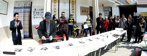 王光政现场挥毫泼墨纪念沂沭英雄王通吾将军